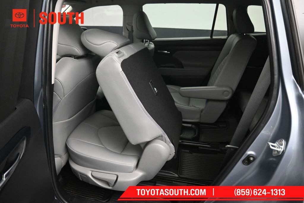 Used 2022 Toyota Highlander XLE AWD/4WD image 31