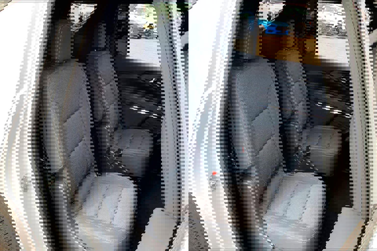 Used 2025 Chevrolet Traverse LT image 19