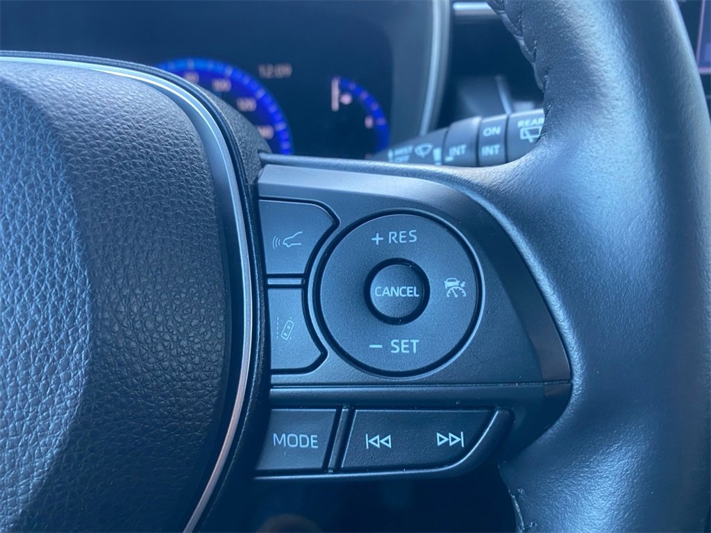 Used 2022 Toyota Corolla Cross XLE image 19