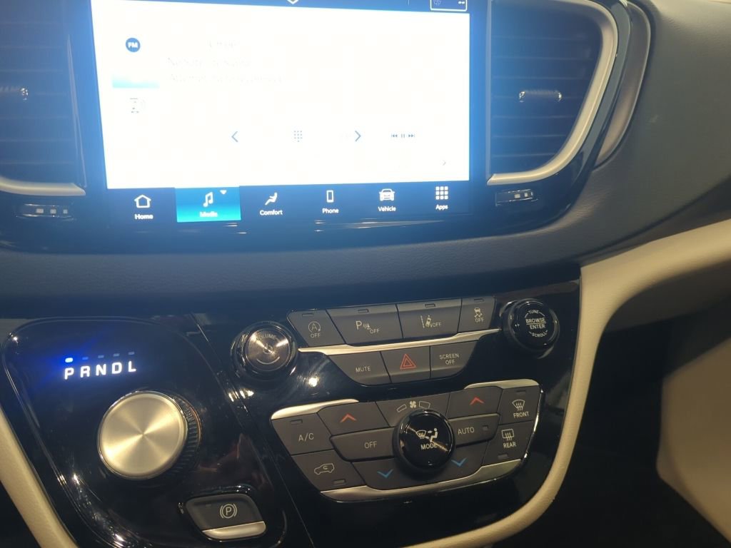Used 2024 Chrysler Pacifica Touring-L image 18