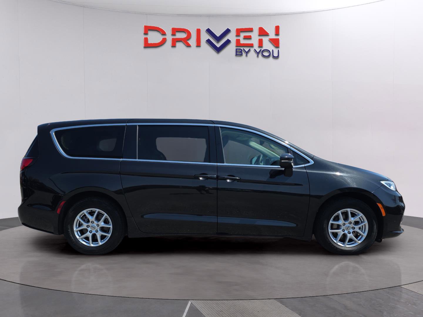 Used 2023 Chrysler Pacifica Touring-L image 6