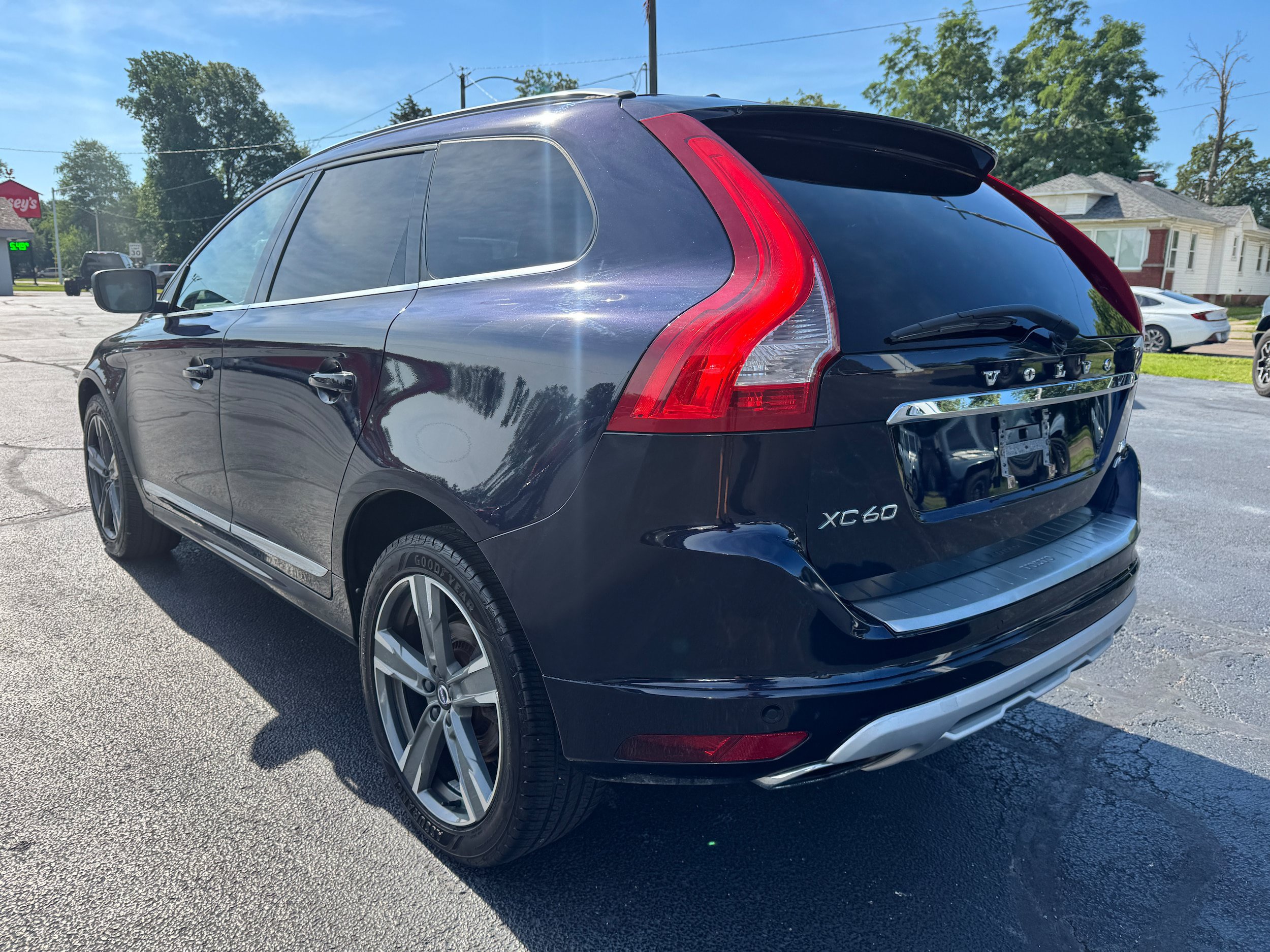 Used 2017 Volvo XC60 T6 Dynamic w/ Advanced Package AWD/4WD image 5