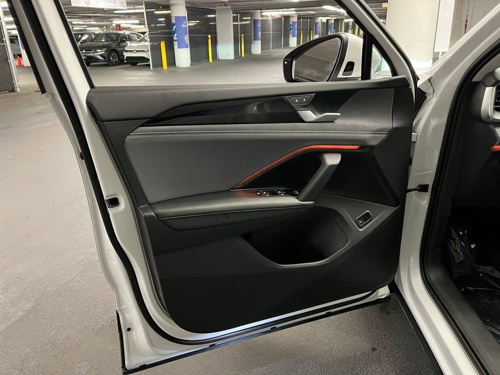 New 2025 Volkswagen Tiguan SE image 20