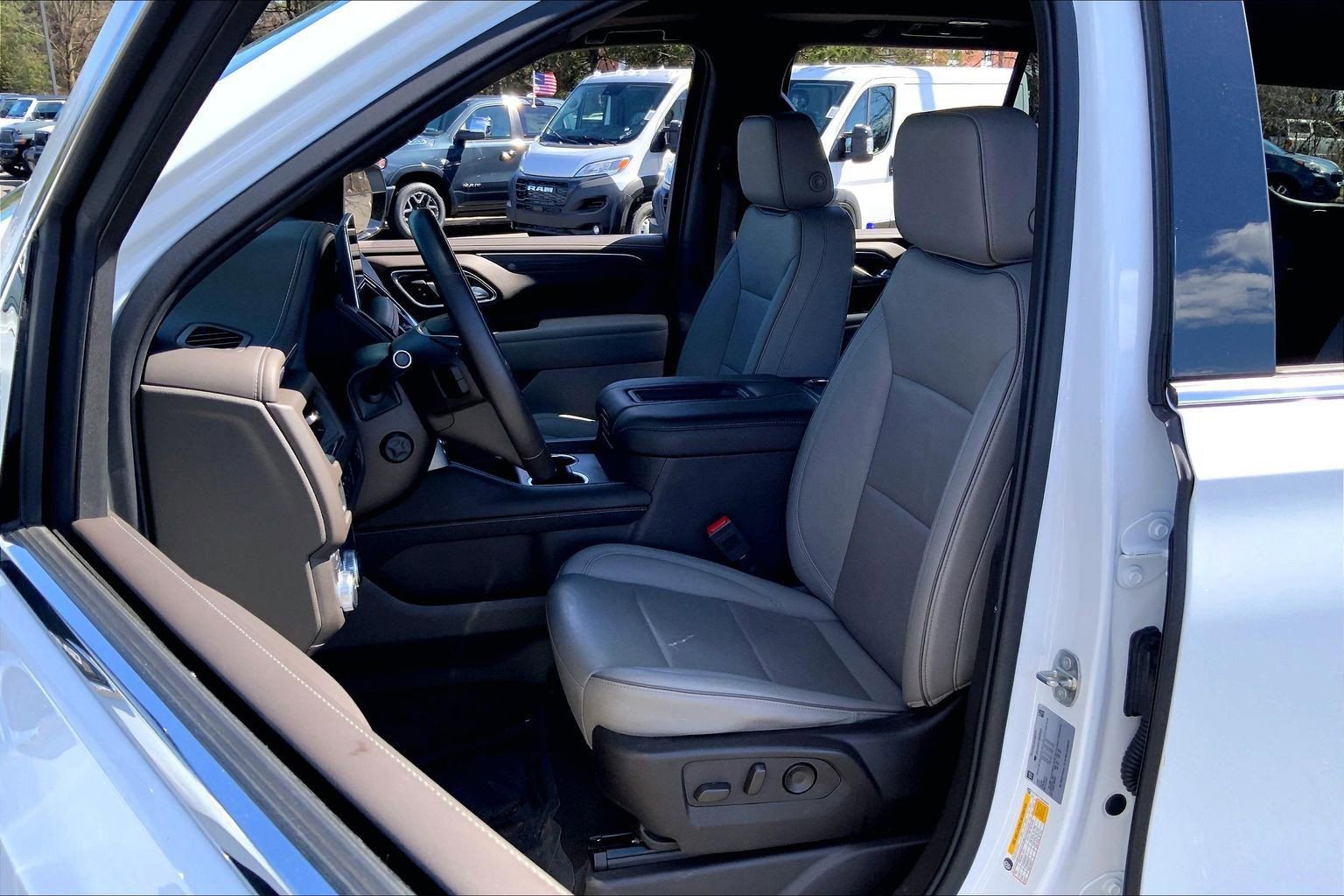 Used 2022 GMC Yukon SLT w/ SLT Premium Package image 8