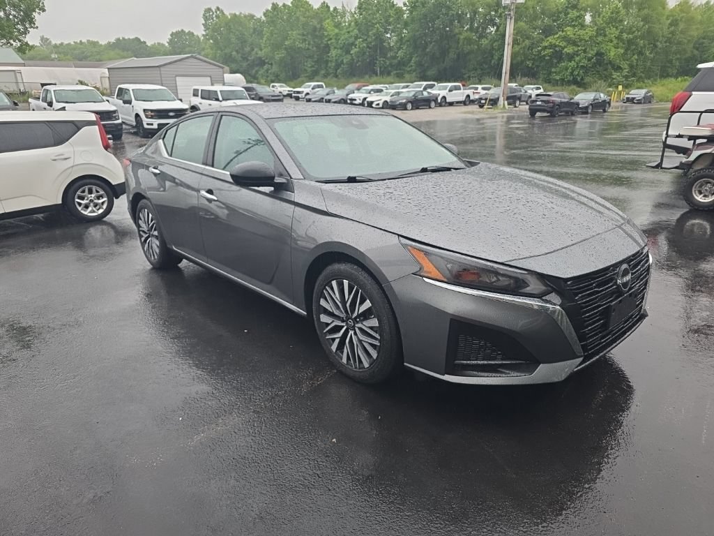Used 2025 Nissan Altima 2.5 SV FWD image 4