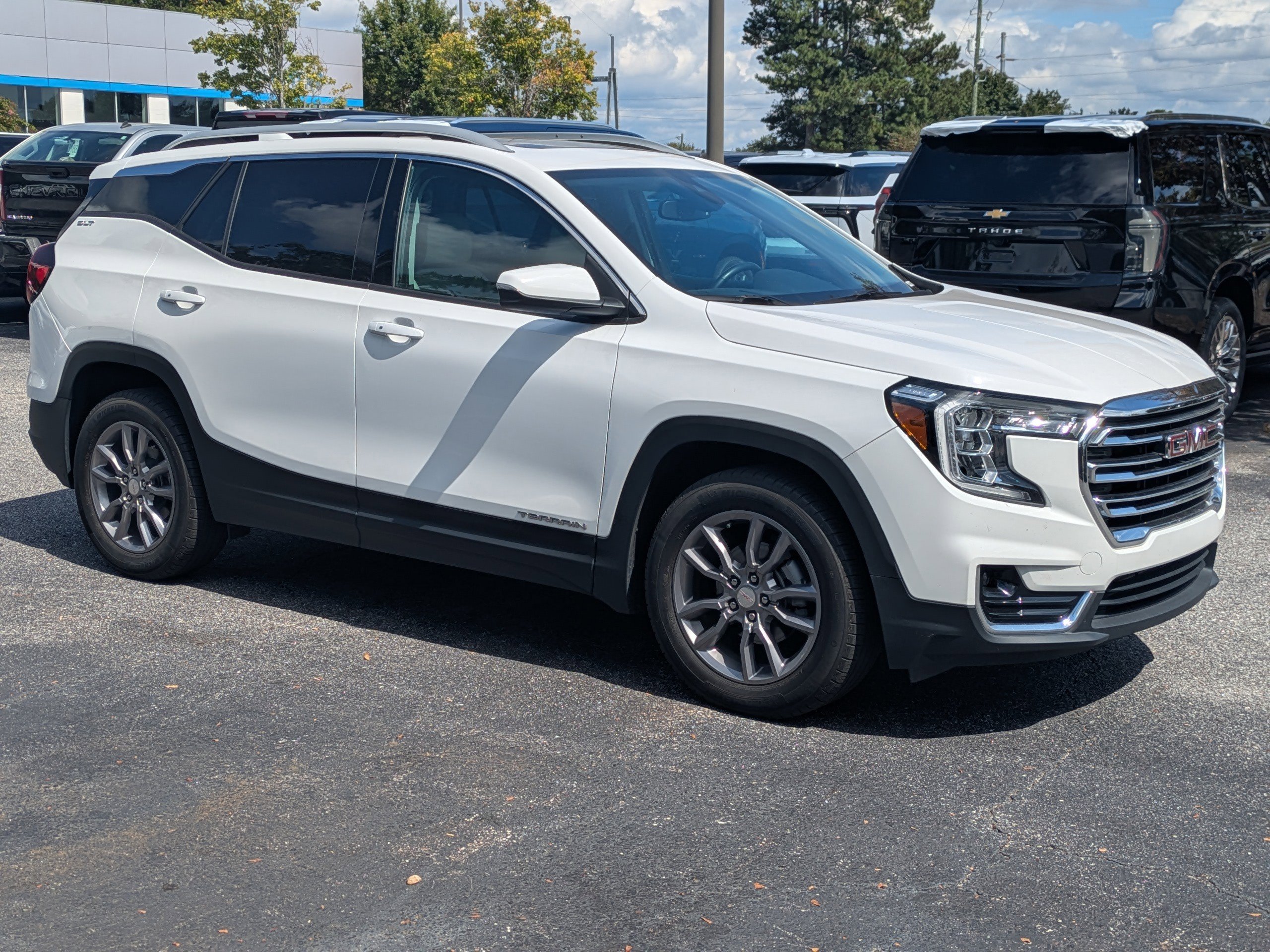 Used 2022 GMC Terrain SLT w/ Infotainment Package II image 2