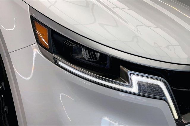 Used 2024 Kia Carnival EX image 29