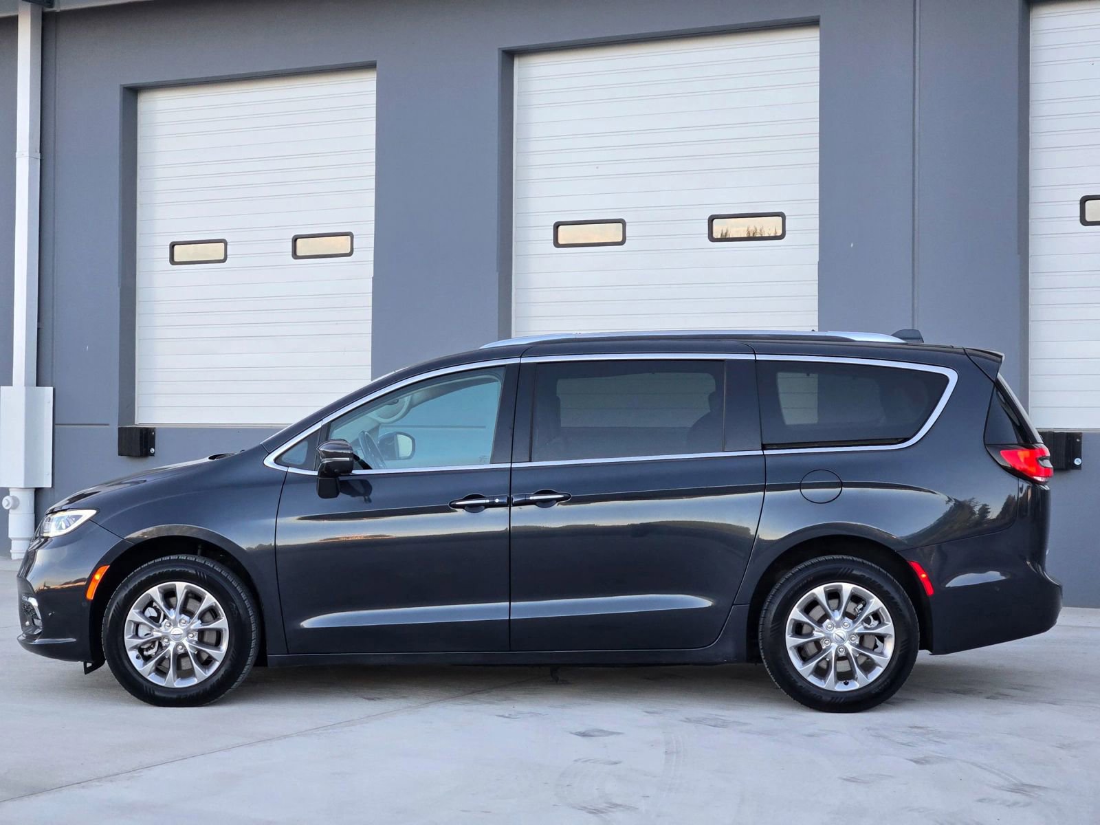 Used 2021 Chrysler Pacifica Touring-L w/ Premium & Safety Sphere Group image 5