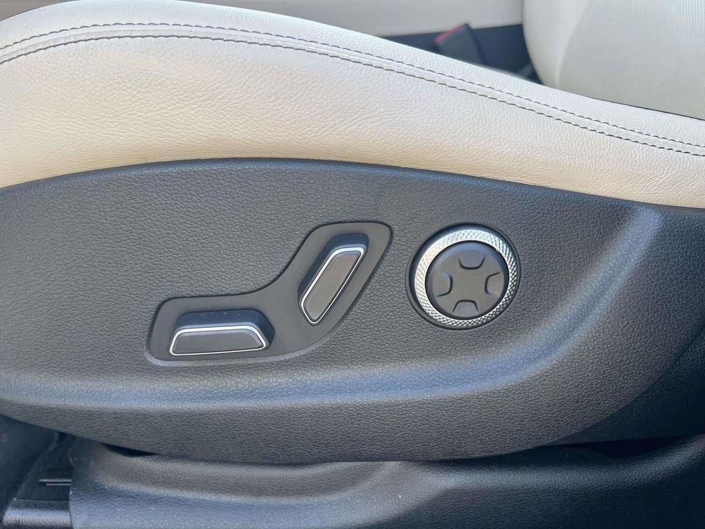 Used 2023 Genesis GV70 2.5T w/ Advanced Package image 18