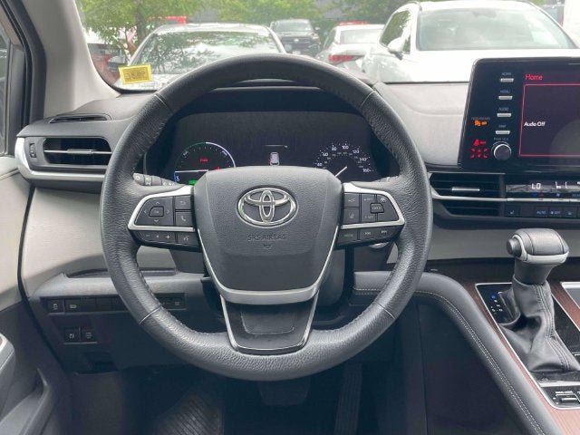 Certified 2025 Toyota Sienna XLE FWD image 16