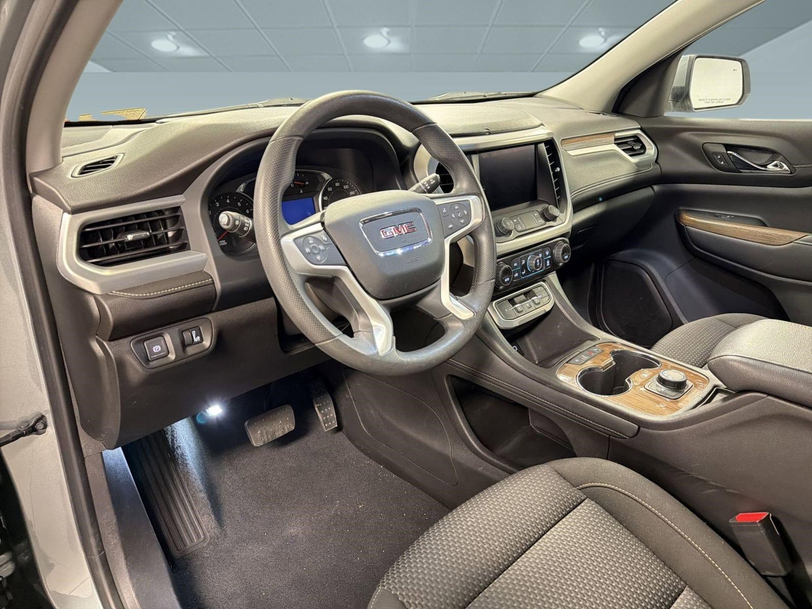 Used 2023 GMC Acadia SLE image 4