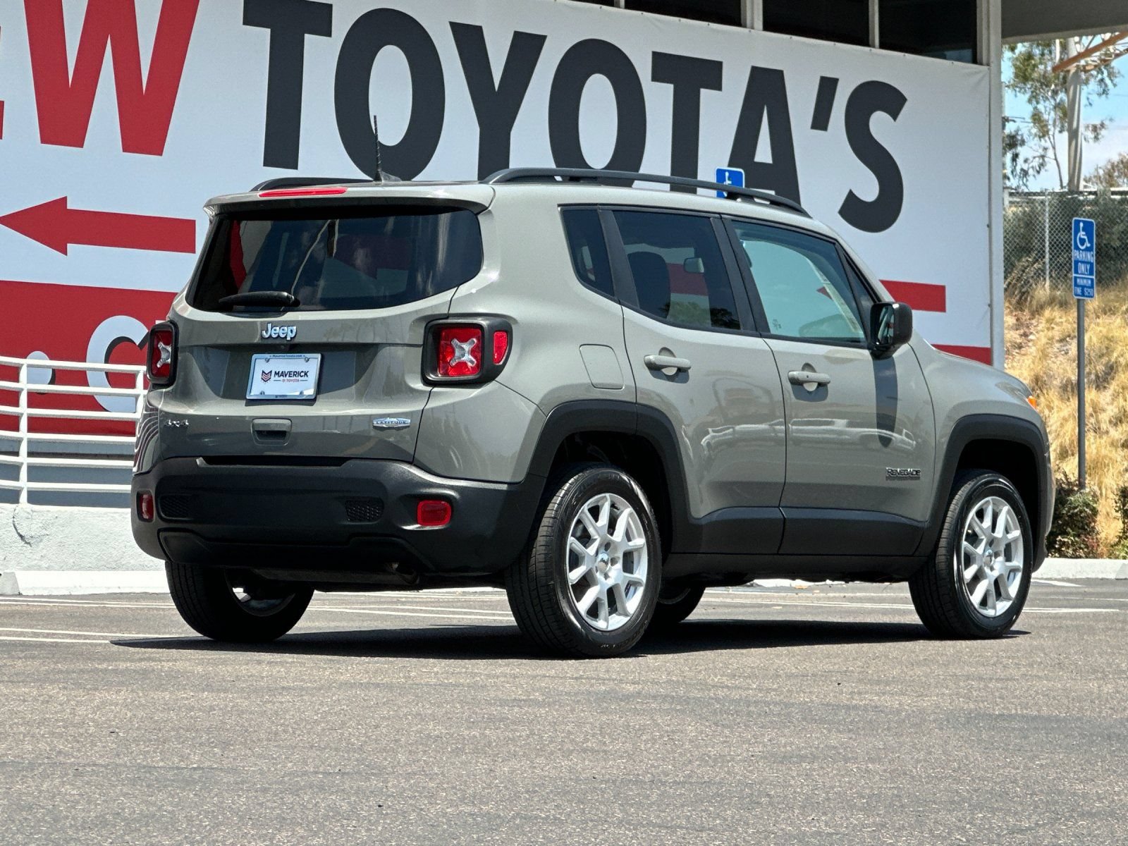 Used 2022 Jeep Renegade Latitude AWD/4WD image 5
