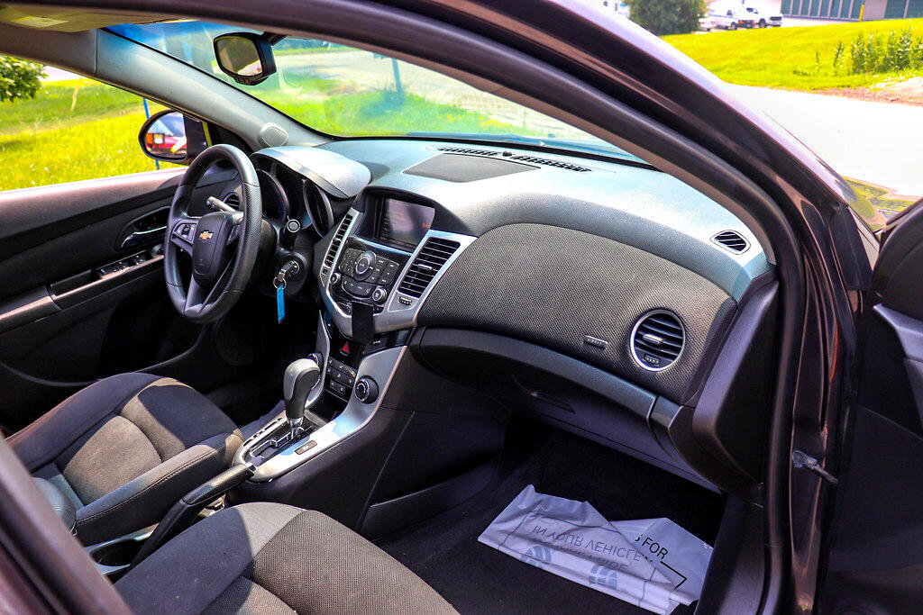 Used 2015 Chevrolet Cruze LT w/ Technology Package image 25