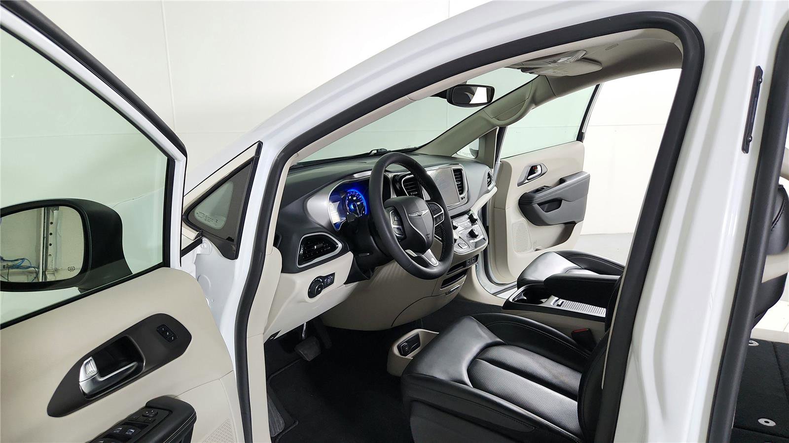 Used 2023 Chrysler Pacifica Touring-L FWD image 9