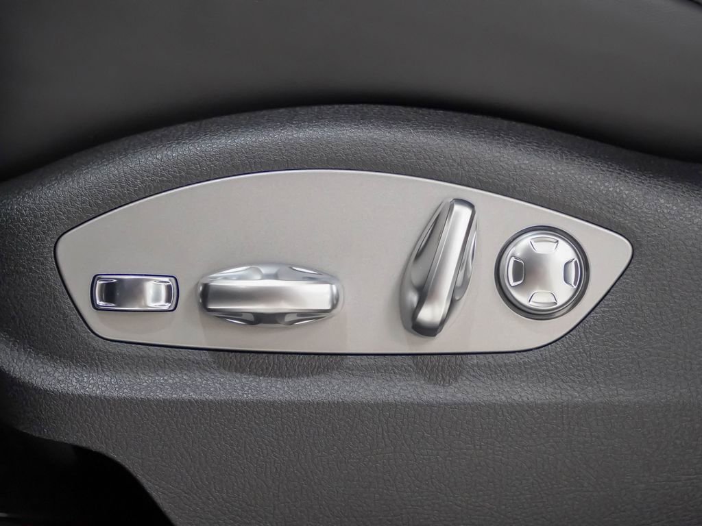 Used 2026 Porsche Macan AWD/4WD image 21