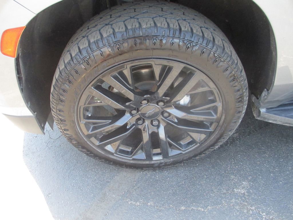 Used 2022 Chevrolet Suburban High Country AWD/4WD image 15