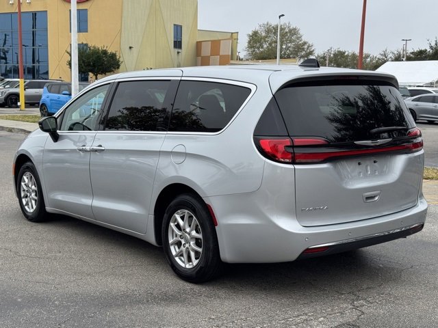 Used 2024 Chrysler Pacifica Touring-L image 3