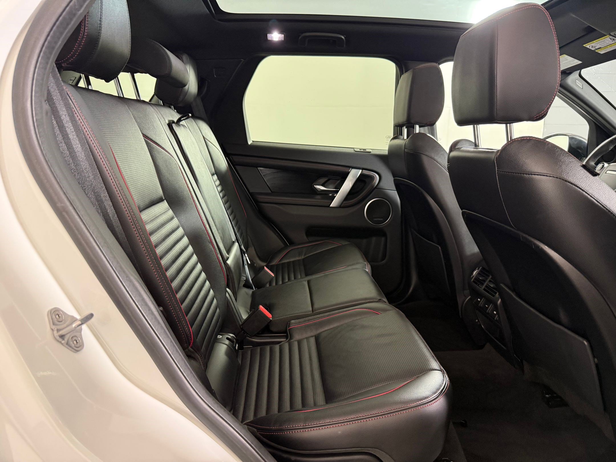 Used 2020 Land Rover Discovery Sport SE R-Dynamic AWD/4WD image 29