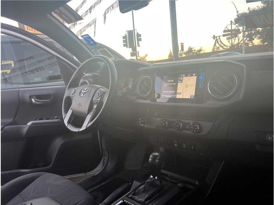 Used 2018 Toyota Tacoma TRD Sport image 19