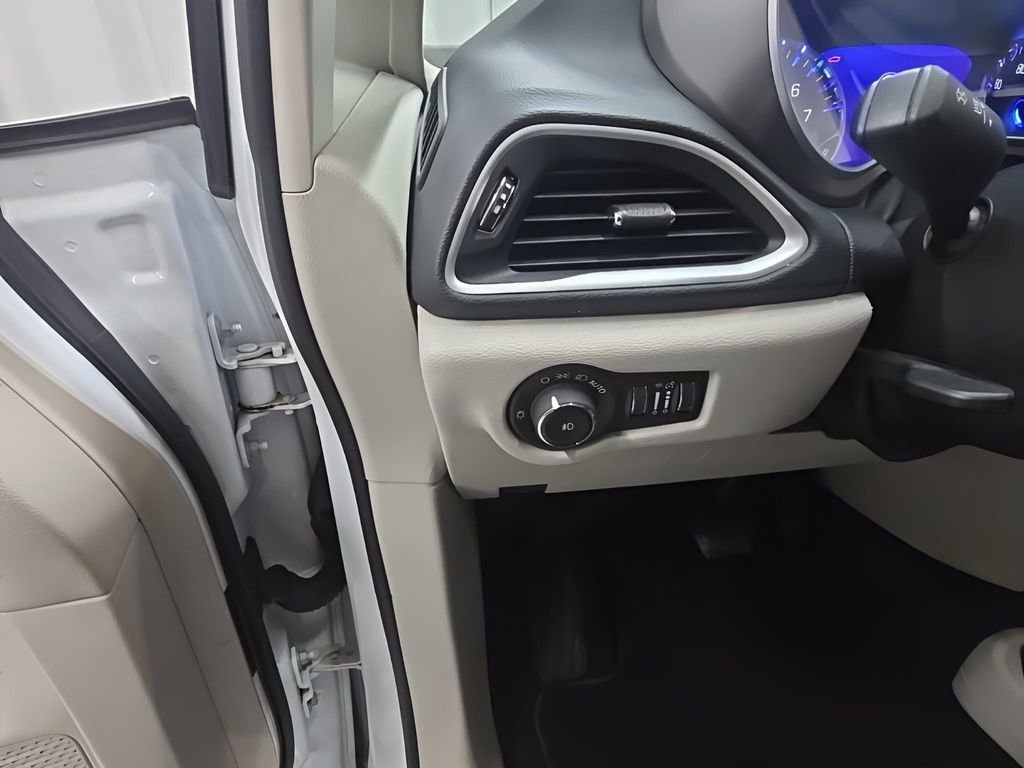 Used 2024 Chrysler Pacifica Touring-L image 11