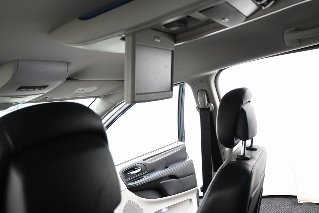 Used 2013 Chrysler Town & Country Touring image 10