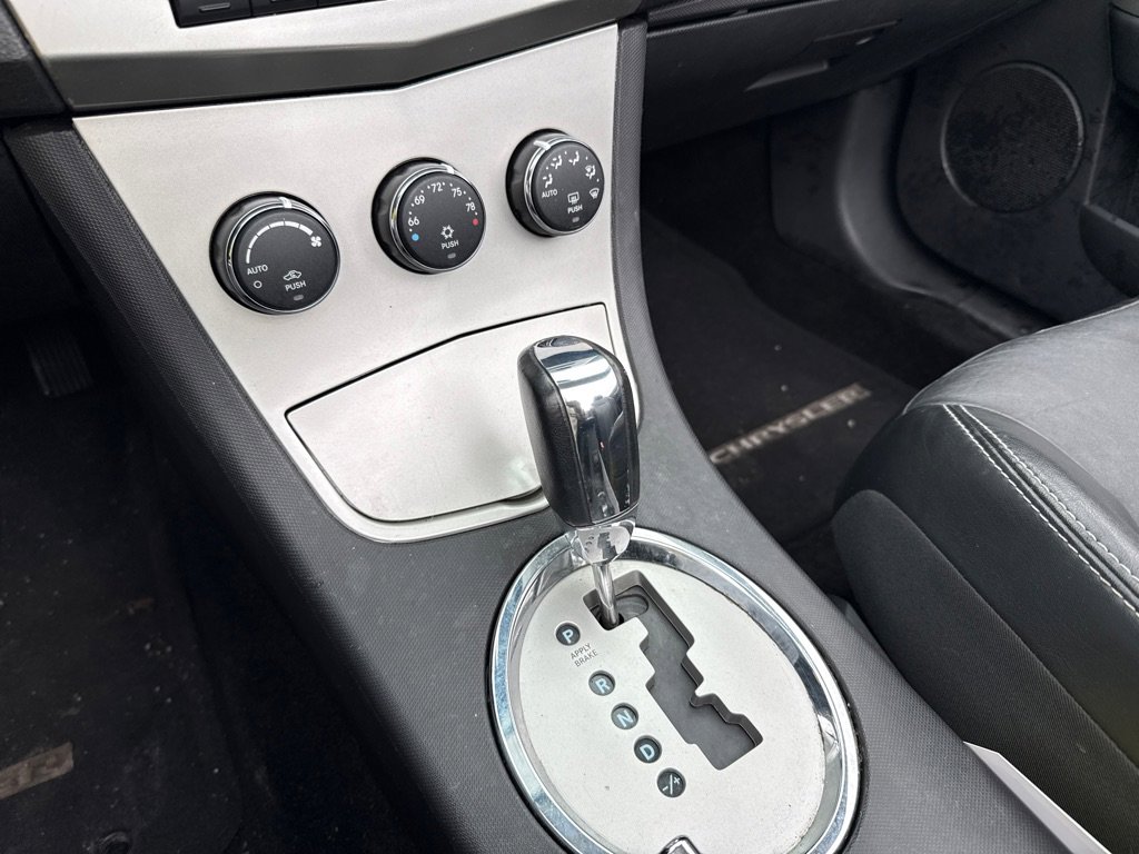Used 2009 Chrysler Sebring Limited FWD image 16