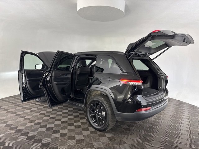 Used 2024 Jeep Grand Cherokee Altitude image 14