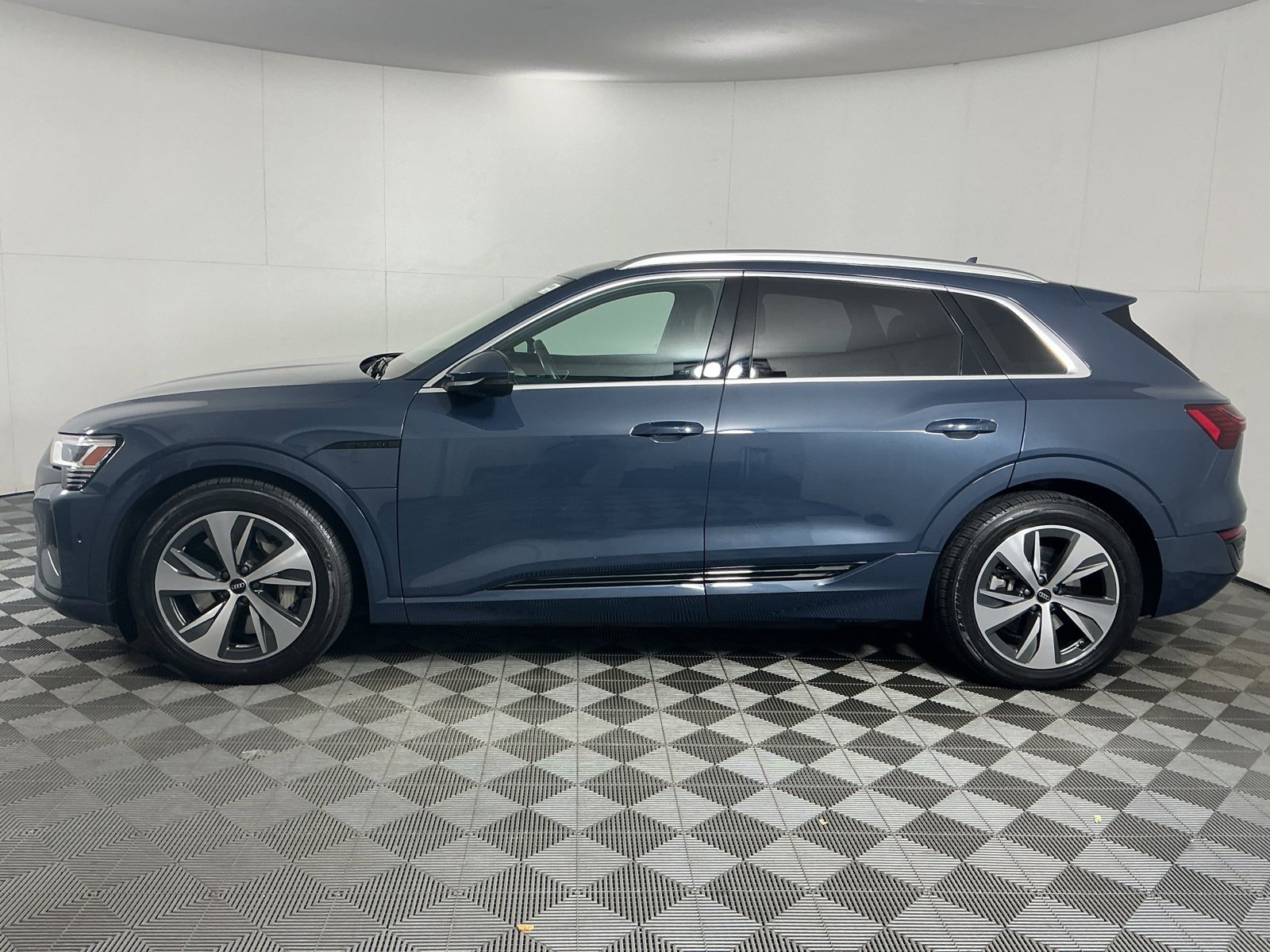 Used 2024 Audi Q8 e-tron Premium Plus w/ Premium Plus Package AWD/4WD image 5