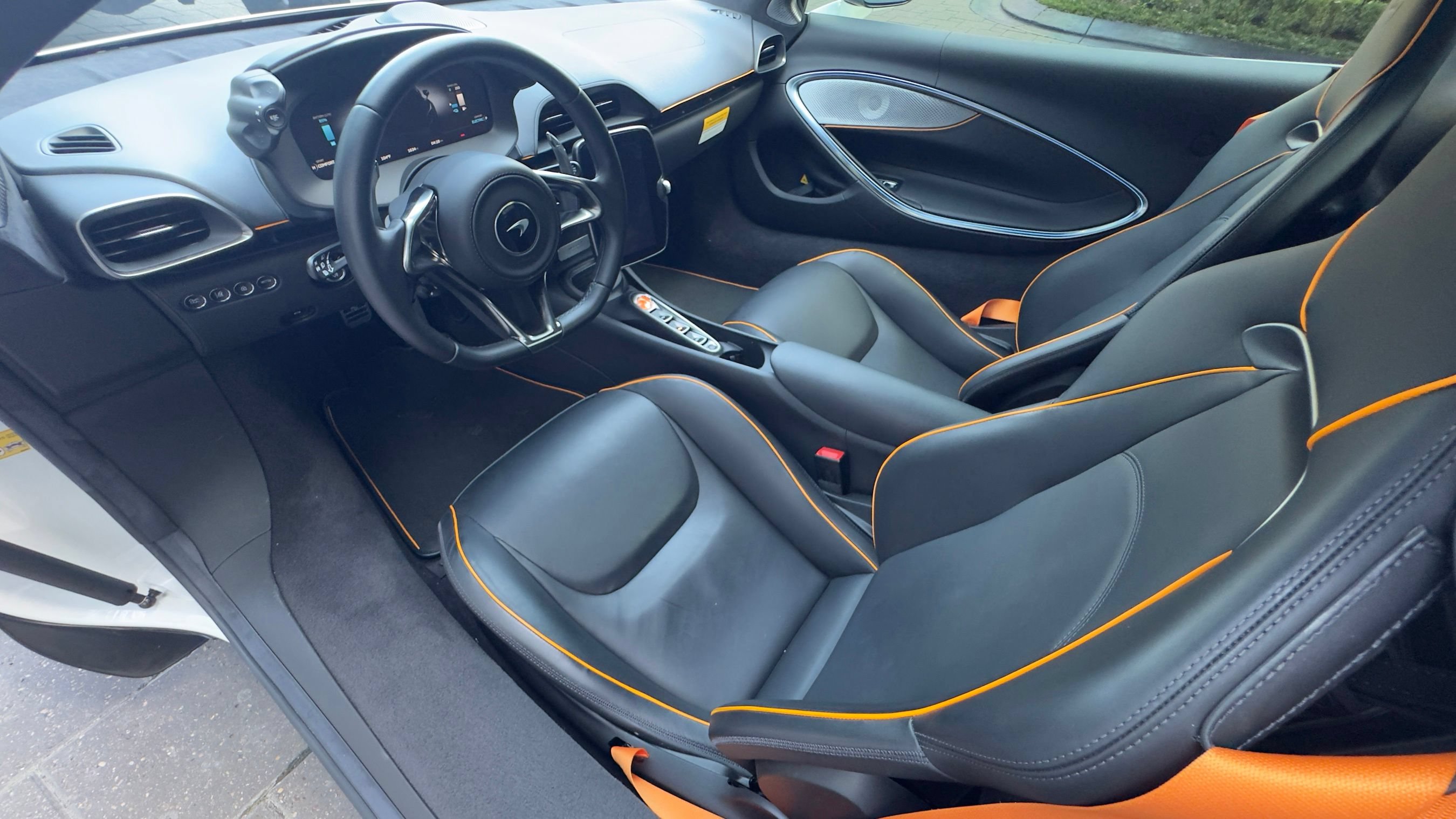Used 2025 McLaren Artura Spider RWD image 4