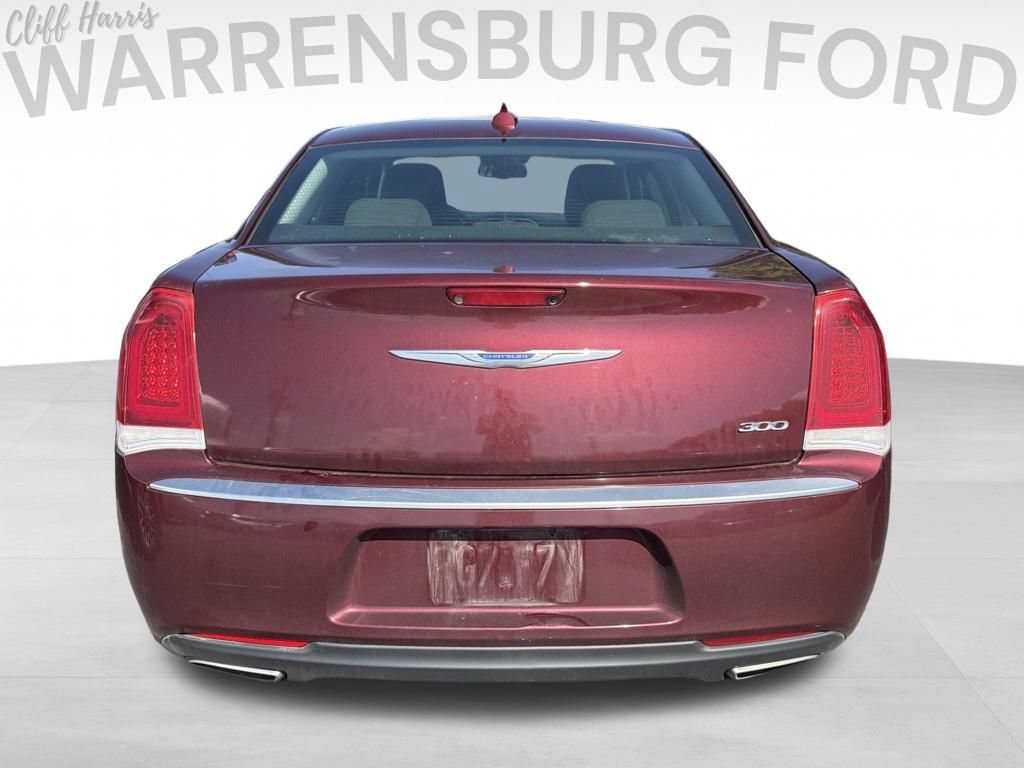 Used 2018 Chrysler 300 Touring w/ Chrome Appearance Package RWD image 3