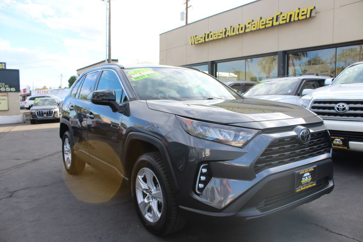 Used 2019 Toyota RAV4 LE w/ Carpet Mat Package FWD image 8