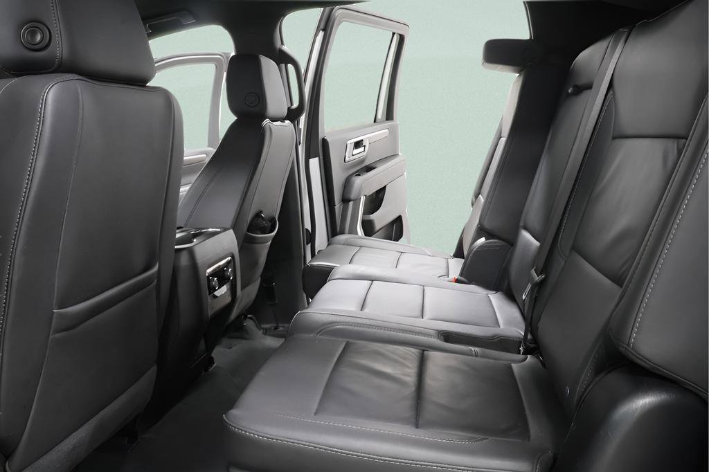 Used 2025 Chevrolet Suburban Z71 image 24