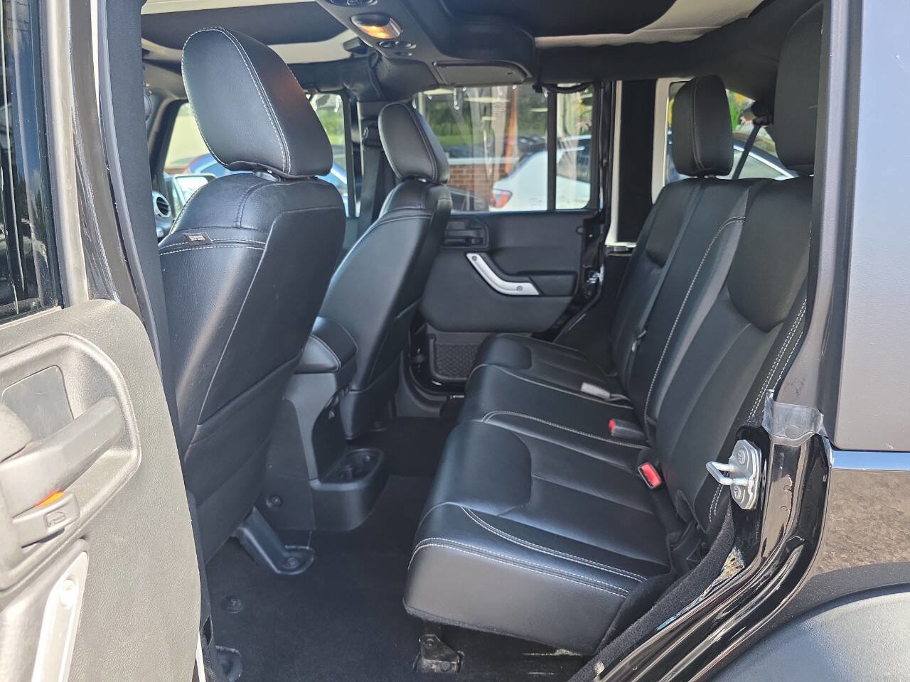Used 2016 Jeep Wrangler Unlimited Rubicon AWD/4WD image 12