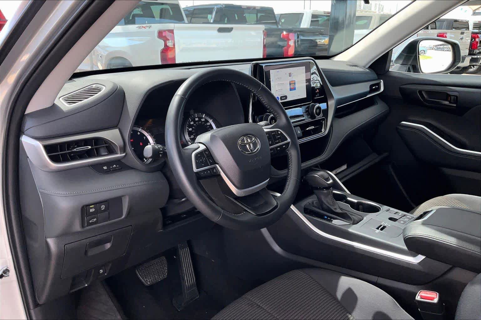 Used 2025 Toyota Highlander LE FWD image 16