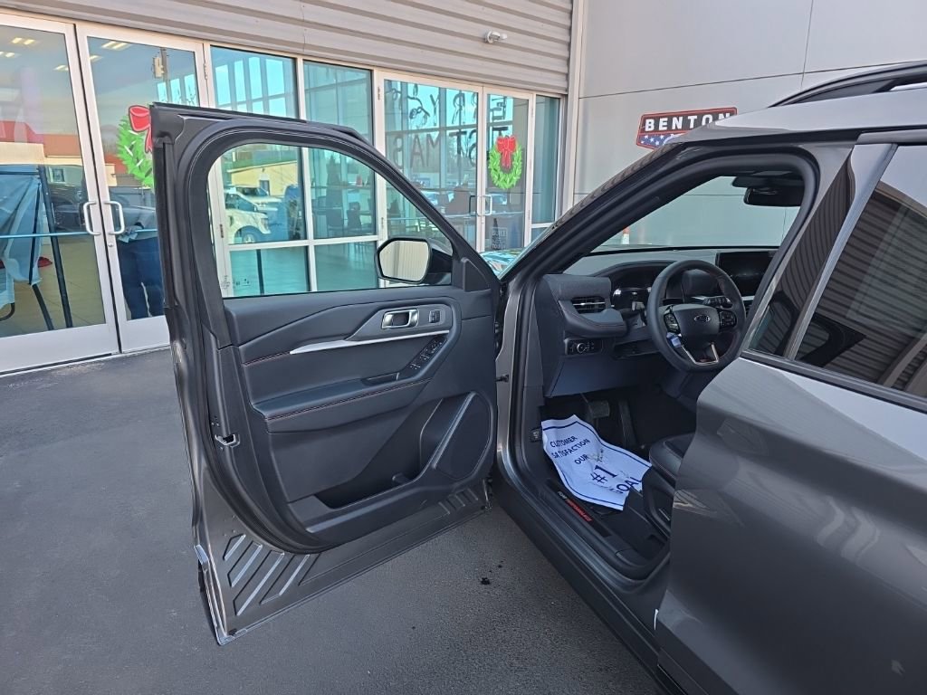 Used 2025 Ford Explorer ST image 15