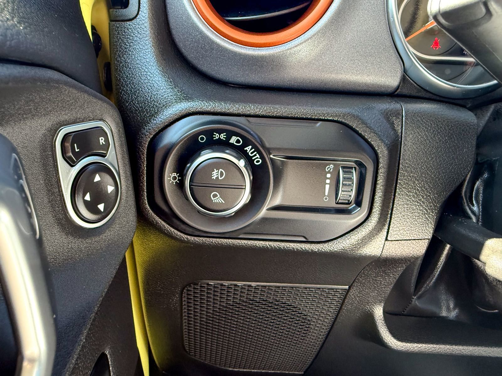 Used 2023 Jeep Gladiator Mojave w/ Cold Weather Group image 34