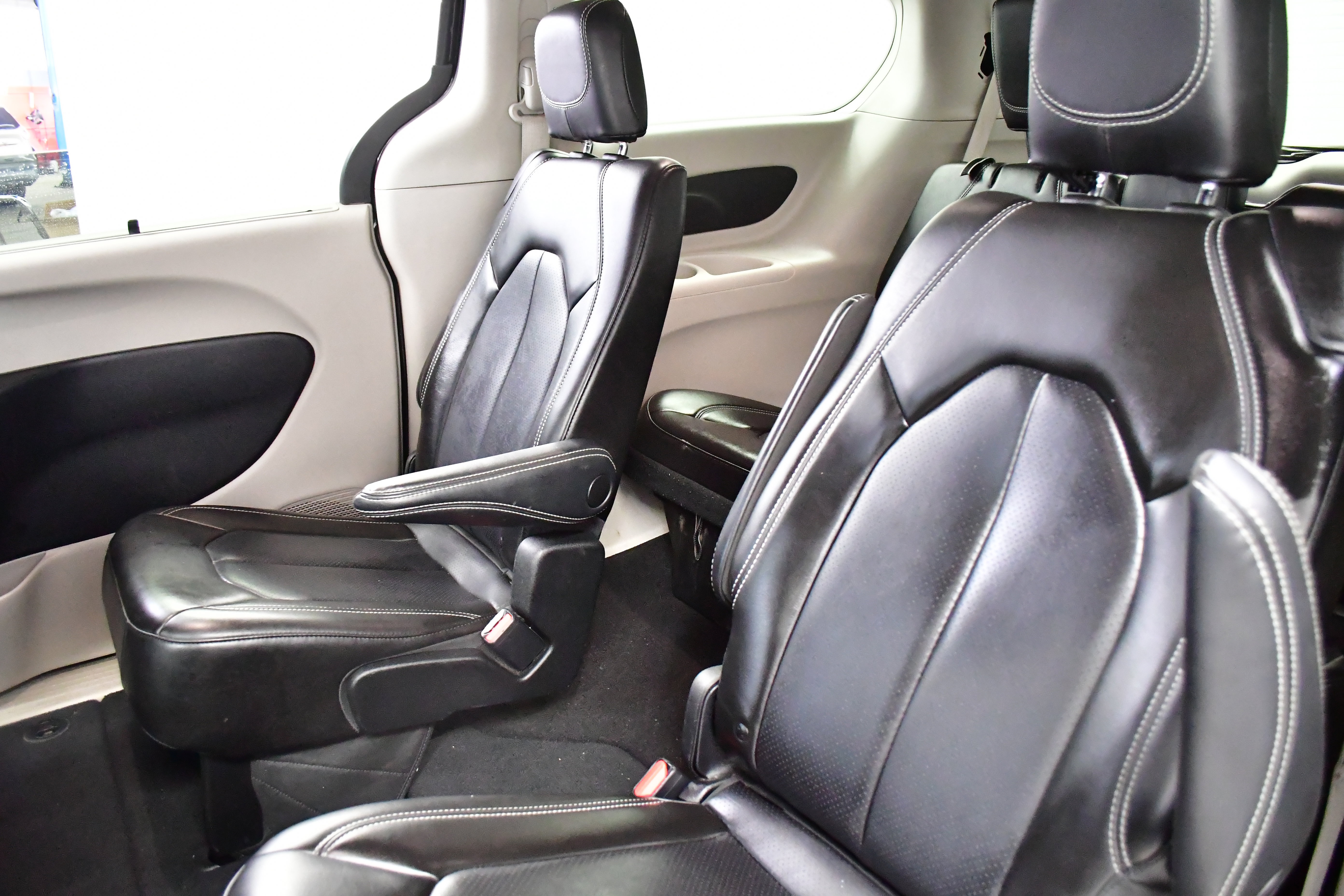 Used 2023 Chrysler Pacifica Touring-L FWD image 12