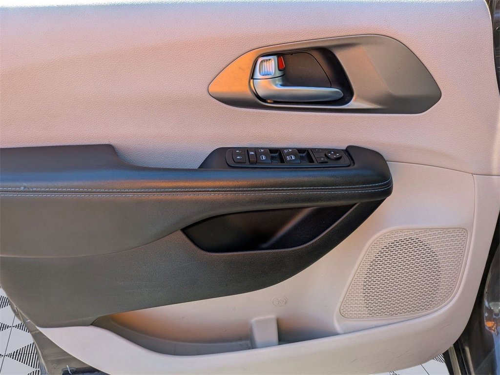 Used 2021 Chrysler Pacifica Touring image 17