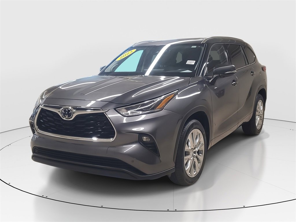 Used 2023 Toyota Highlander Limited image 3
