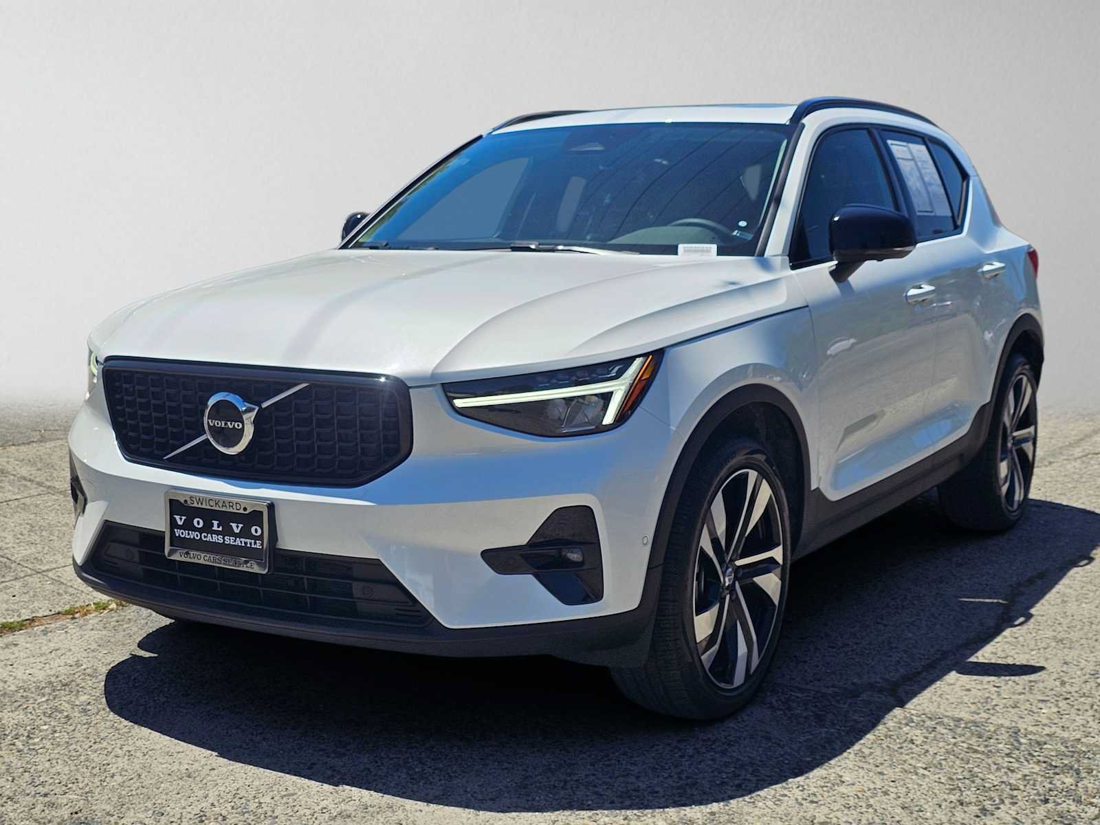 Certified 2023 Volvo XC40 B5 Plus w/ Protection Package Premier AWD/4WD image 7