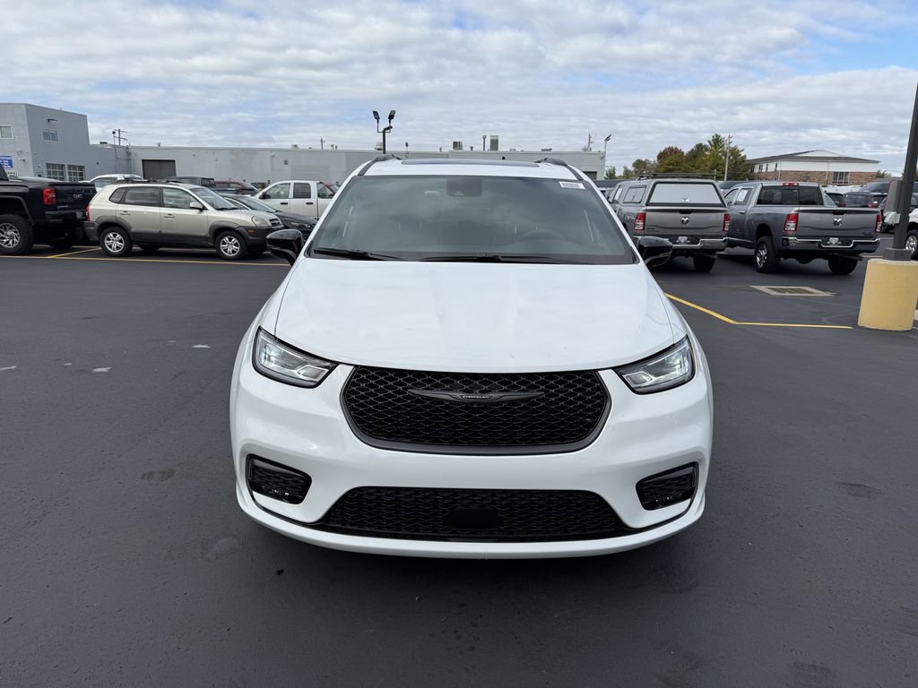 New 2026 Chrysler Pacifica Limited w/ S Appearance Package image 2