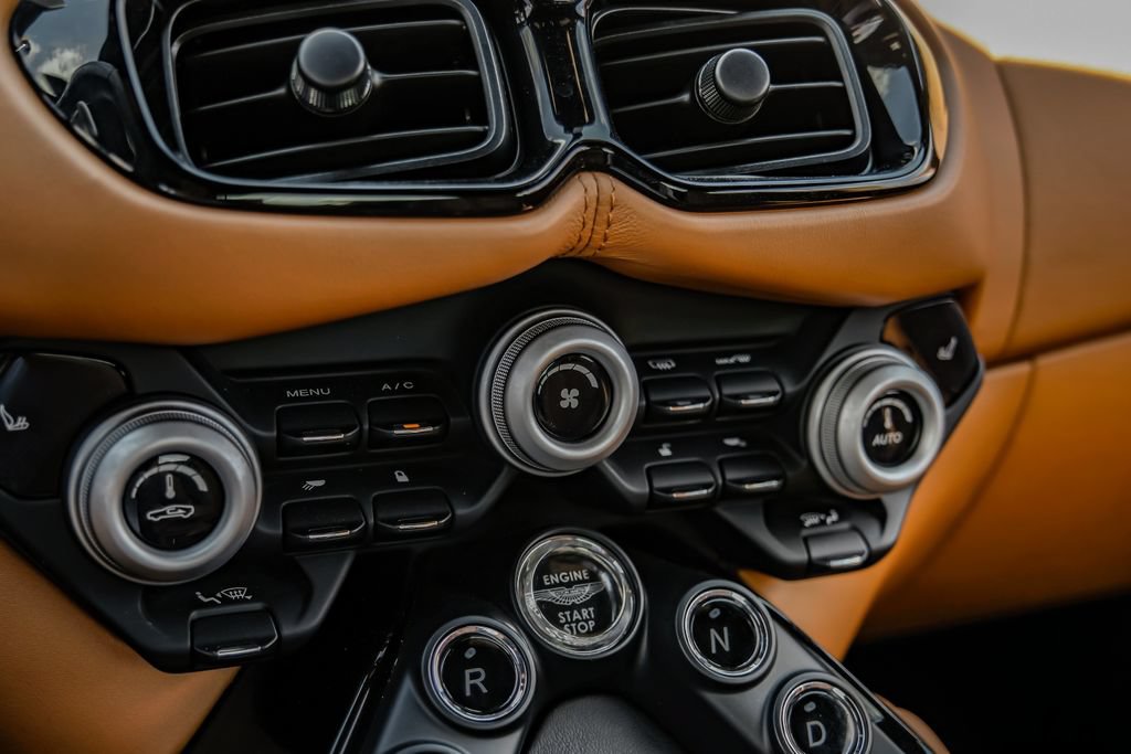 Used 2020 Aston Martin V8 Vantage Coupe RWD image 24