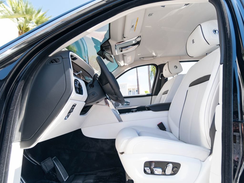 Used 2025 Rolls-Royce Cullinan image 29