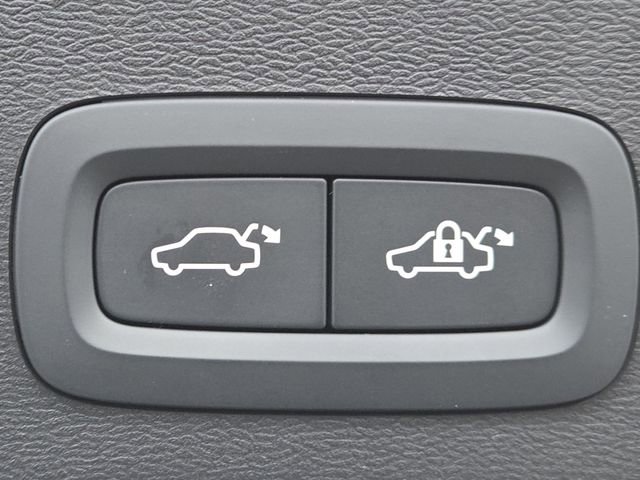 Used 2025 Volvo XC40 B5 Plus image 8