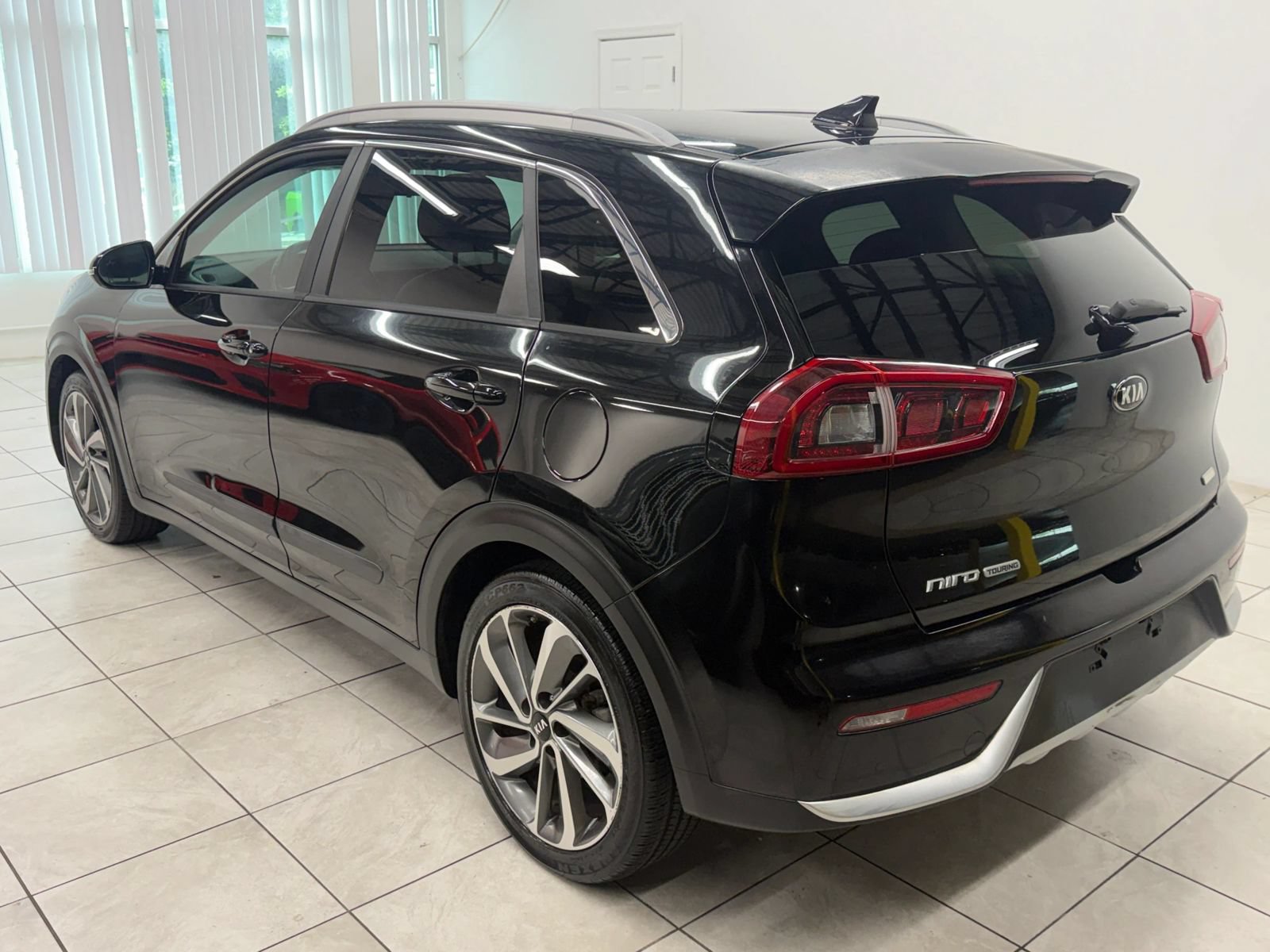 Used 2017 Kia Niro Touring FWD image 7