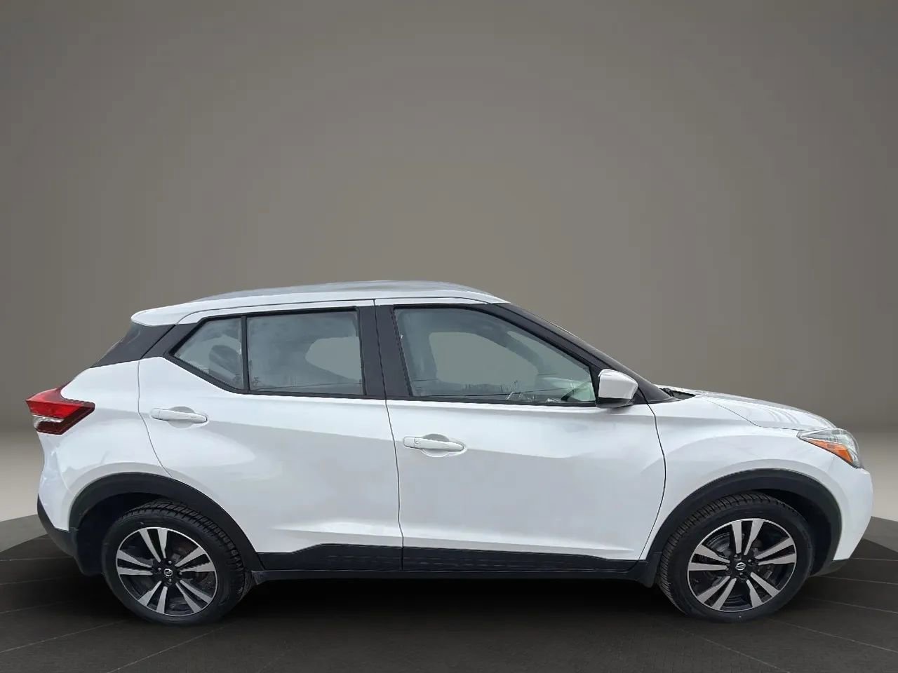 Used 2019 Nissan Kicks SV image 4