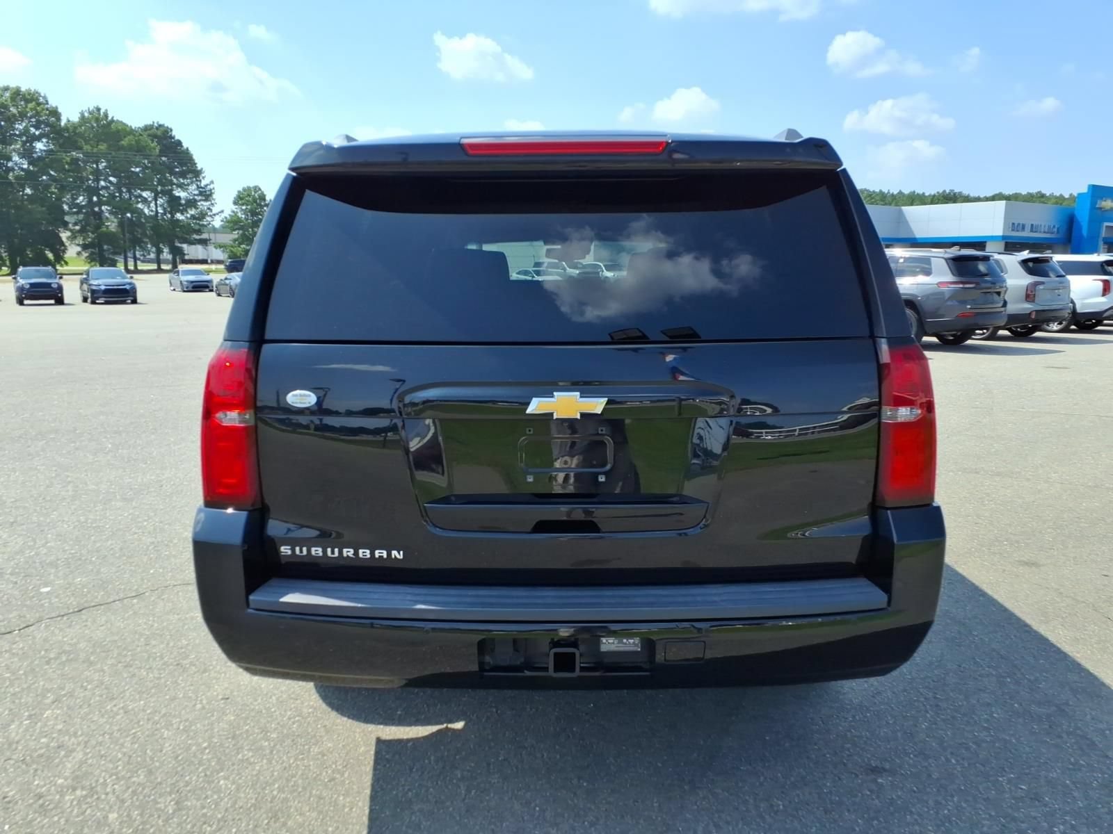 Used 2017 Chevrolet Suburban LT RWD image 4