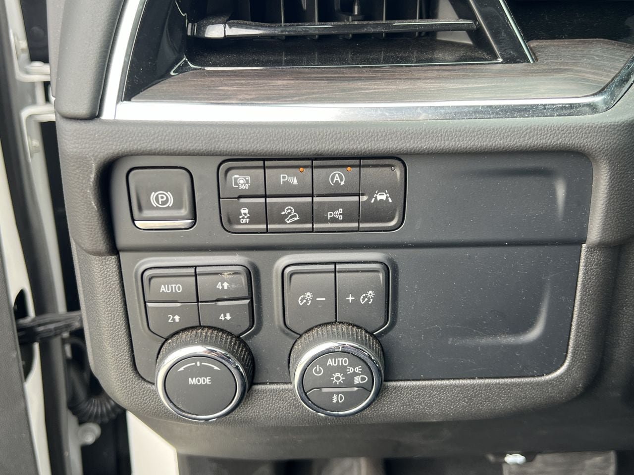 Used 2025 Chevrolet Suburban Z71 AWD/4WD image 9