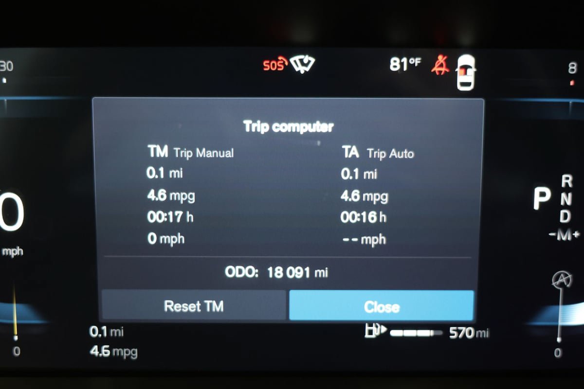 Used 2025 Volvo XC60 B5 Plus AWD/4WD image 12