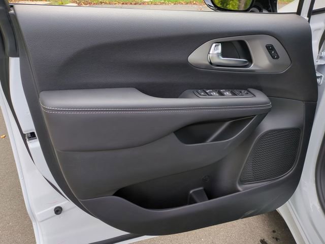 New 2026 Chrysler Pacifica Select FWD image 30